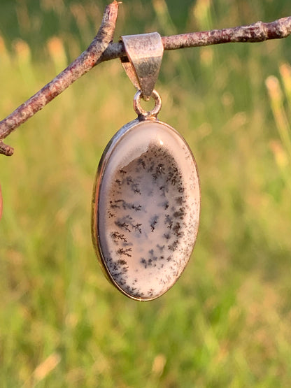 Opale dentritique ou dentrique, pendentif serti Argent de 40mm x 18 x 6. Vendu avec cordon noir réglable, prêt à porter !