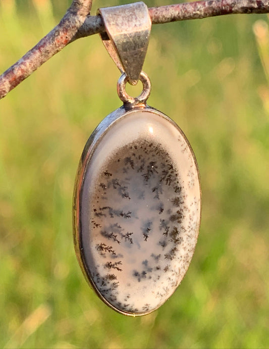 Opale dentritique ou dentrique, pendentif serti Argent de 40mm x 18 x 6. Vendu avec cordon noir réglable, prêt à porter !