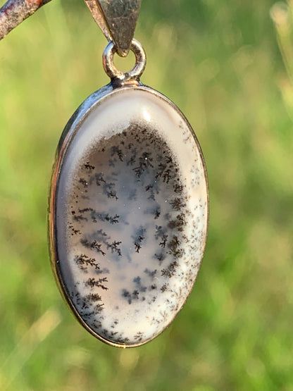 Opale dentritique ou dentrique, pendentif serti Argent de 40mm x 18 x 6. Vendu avec cordon noir réglable, prêt à porter !