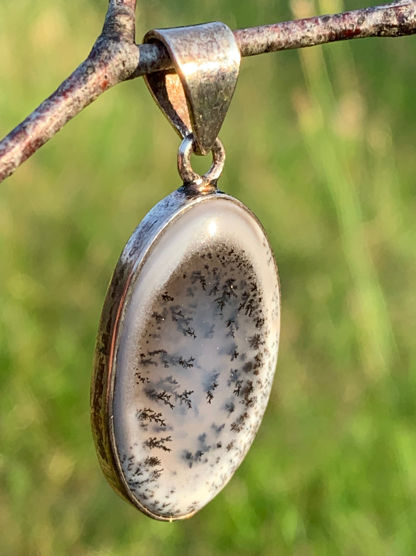 Opale dentritique ou dentrique, pendentif serti Argent de 40mm x 18 x 6. Vendu avec cordon noir réglable, prêt à porter !