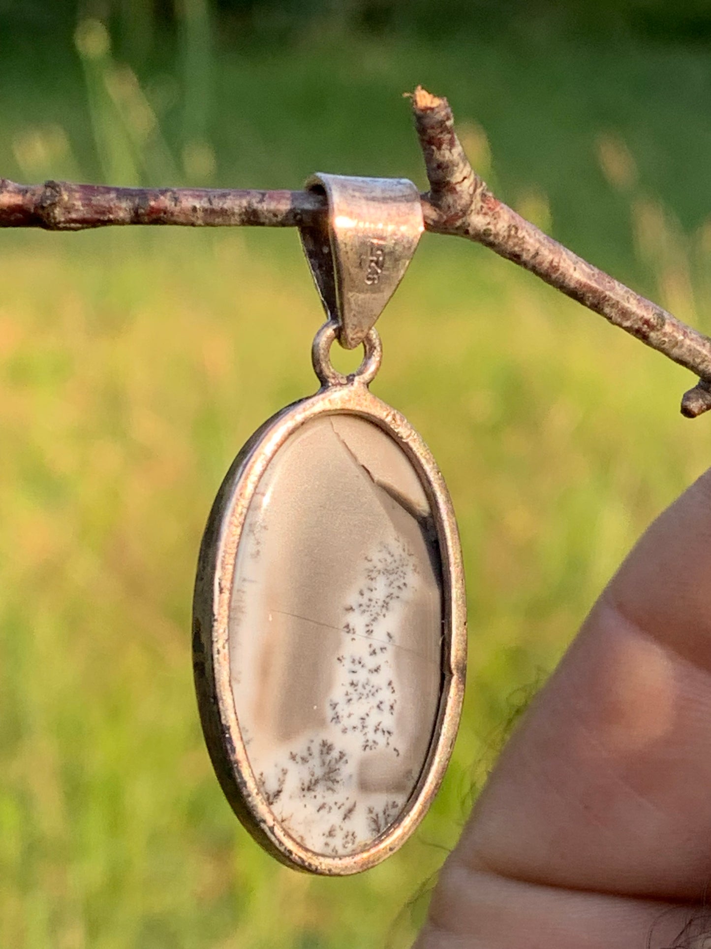 Opale dentritique ou dentrique, pendentif serti Argent de 40mm x 18 x 6. Vendu avec cordon noir réglable, prêt à porter !