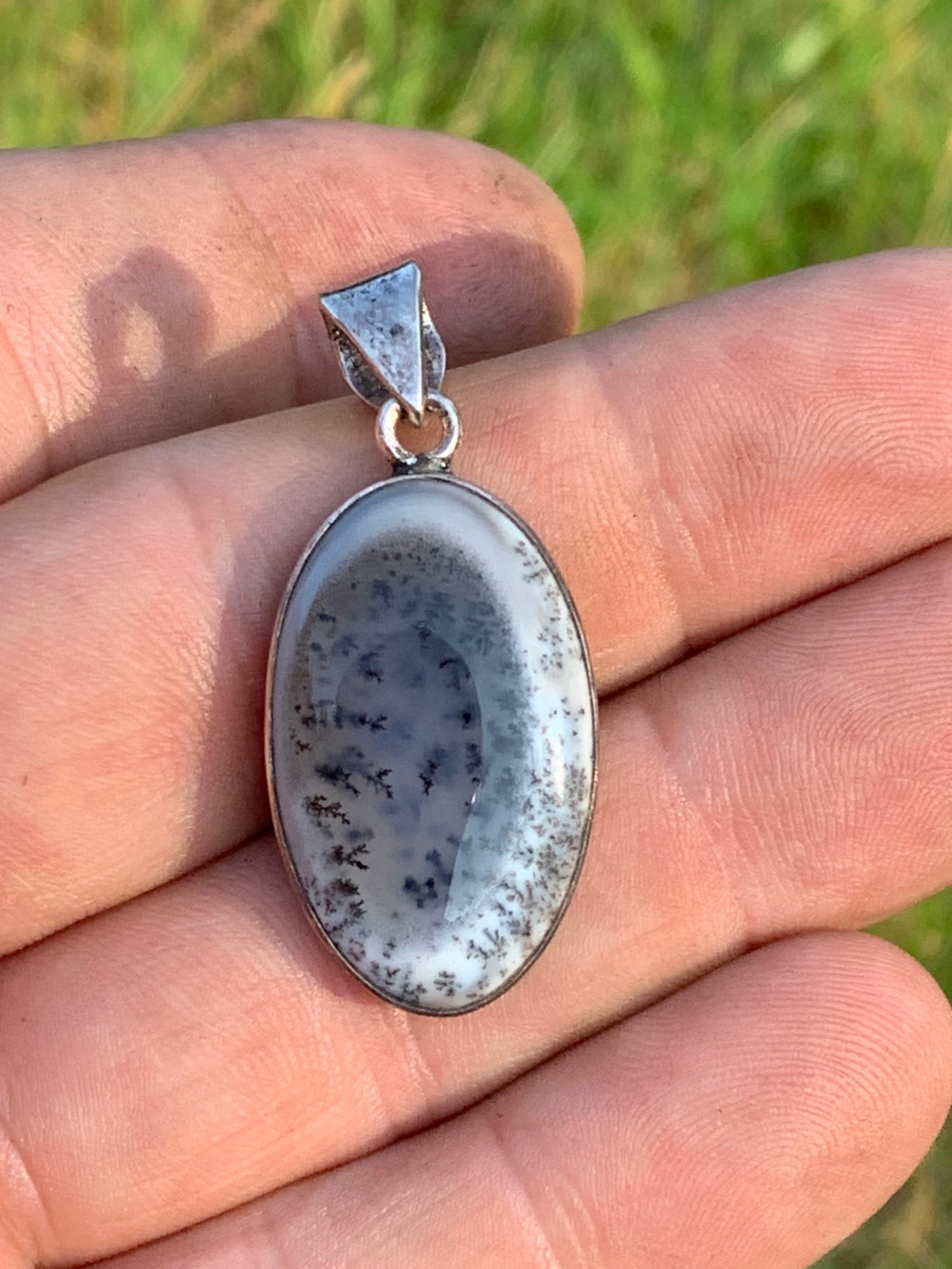 Opale dentritique ou dentrique, pendentif serti Argent de 40mm x 18 x 6. Vendu avec cordon noir réglable, prêt à porter !