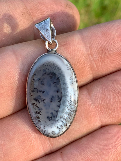 Opale dentritique ou dentrique, pendentif serti Argent de 40mm x 18 x 6. Vendu avec cordon noir réglable, prêt à porter !