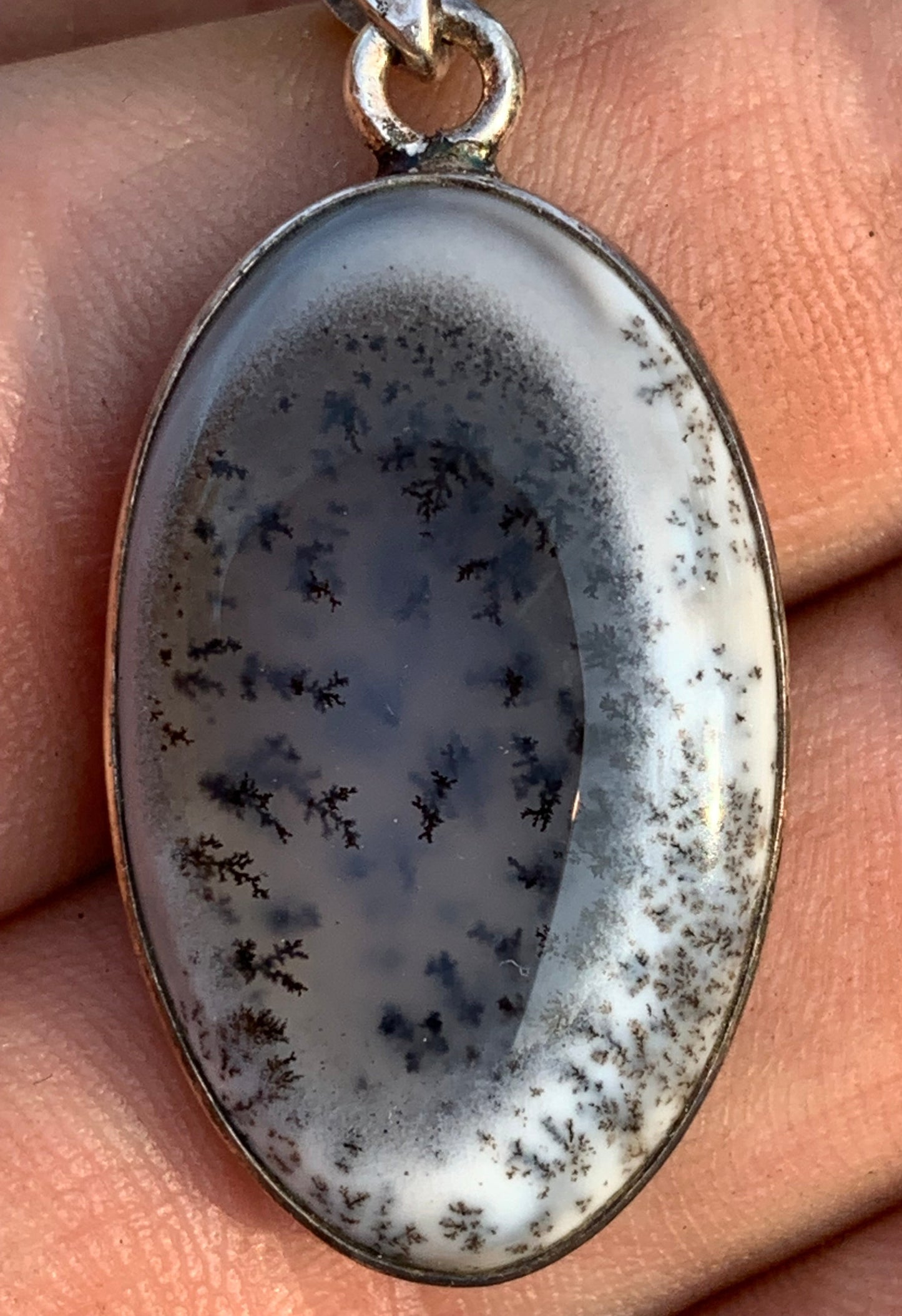 Opale dentritique ou dentrique, pendentif serti Argent de 40mm x 18 x 6. Vendu avec cordon noir réglable, prêt à porter !