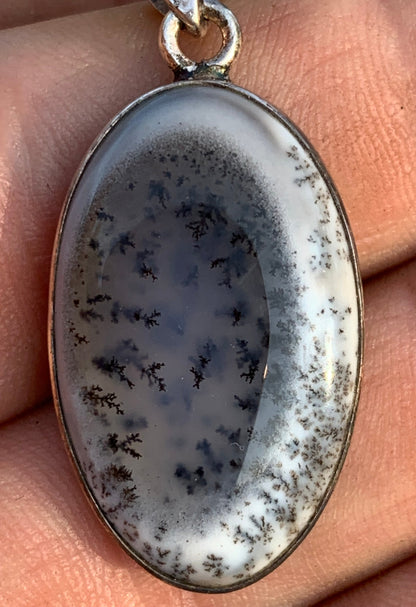 Opale dentritique ou dentrique, pendentif serti Argent de 40mm x 18 x 6. Vendu avec cordon noir réglable, prêt à porter !
