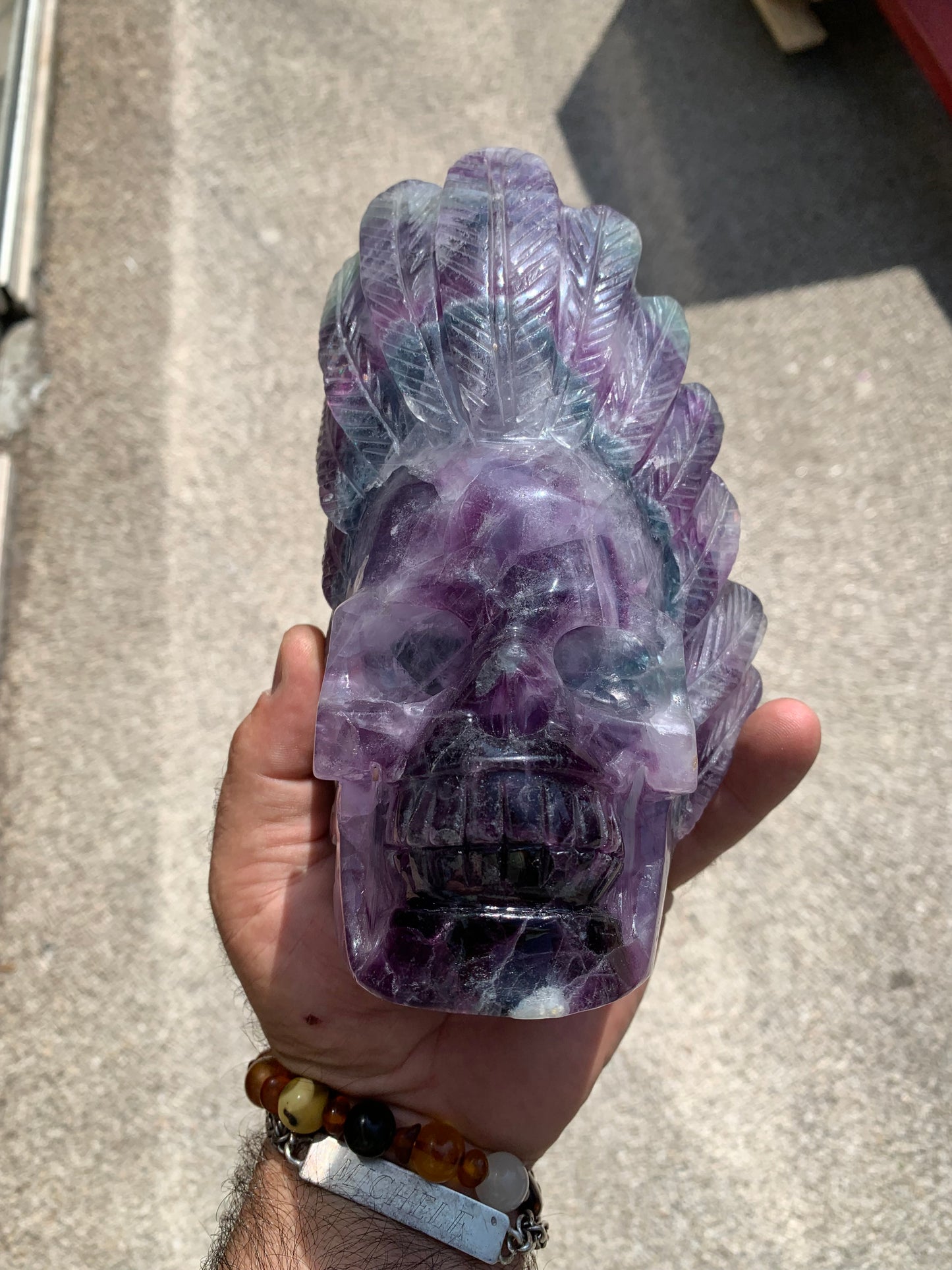 Crâne en Fluorite multicolore fait main, de 18cm x 10 x 9 / 1450 grammes. Belle qualité, de belles finitions, magnifique pièce !