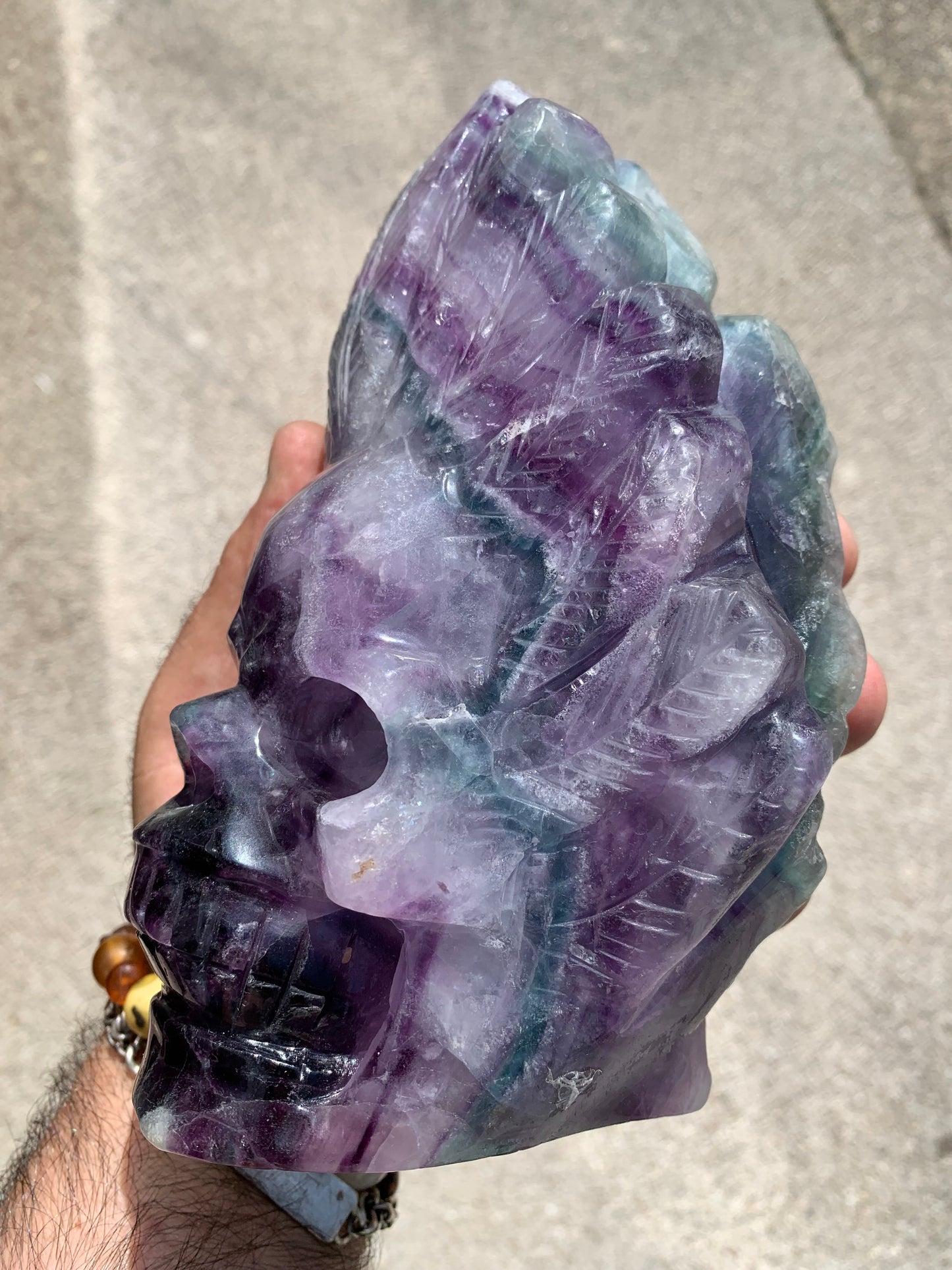 Crâne en Fluorite multicolore fait main, de 18cm x 10 x 9 / 1450 grammes. Belle qualité, de belles finitions, magnifique pièce !