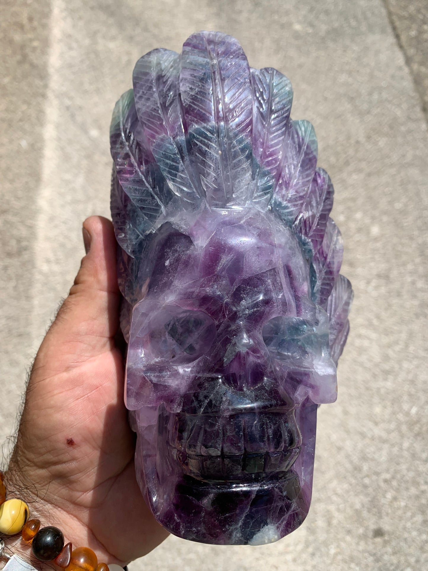 Crâne en Fluorite multicolore fait main, de 18cm x 10 x 9 / 1450 grammes. Belle qualité, de belles finitions, magnifique pièce !