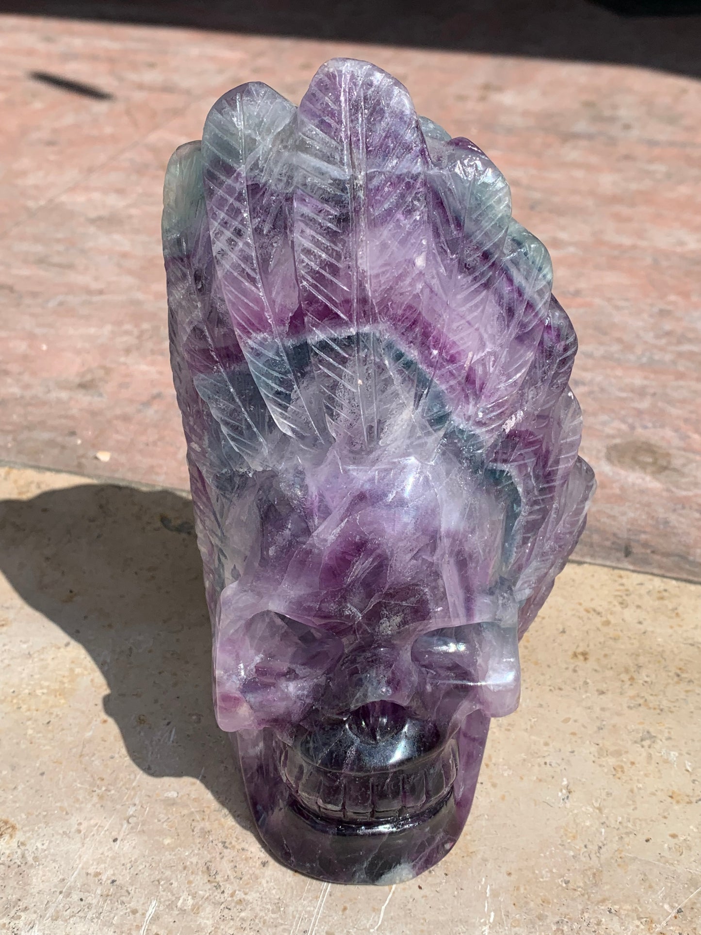 Crâne en Fluorite multicolore fait main, de 18cm x 10 x 9 / 1450 grammes. Belle qualité, de belles finitions, magnifique pièce !