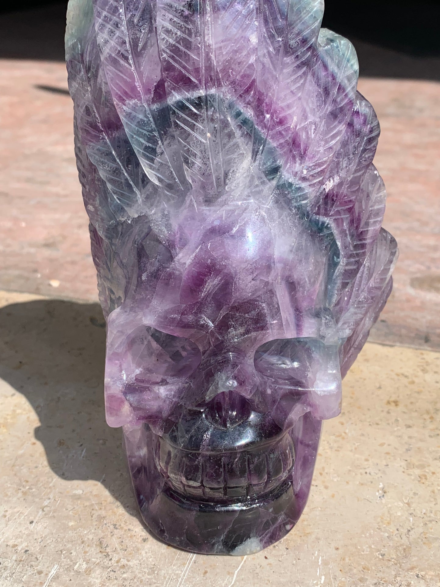 Crâne en Fluorite multicolore fait main, de 18cm x 10 x 9 / 1450 grammes. Belle qualité, de belles finitions, magnifique pièce !