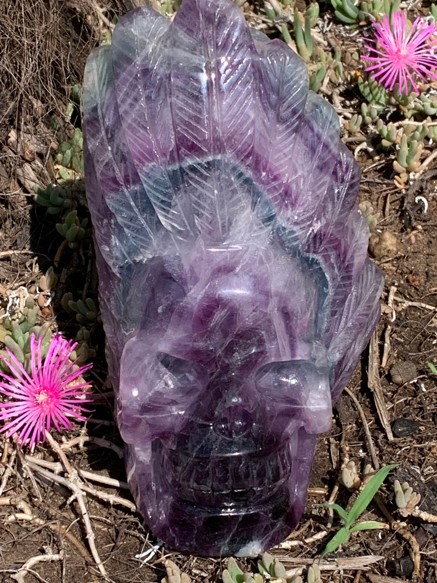 Crâne en Fluorite multicolore fait main, de 18cm x 10 x 9 / 1450 grammes. Belle qualité, de belles finitions, magnifique pièce !