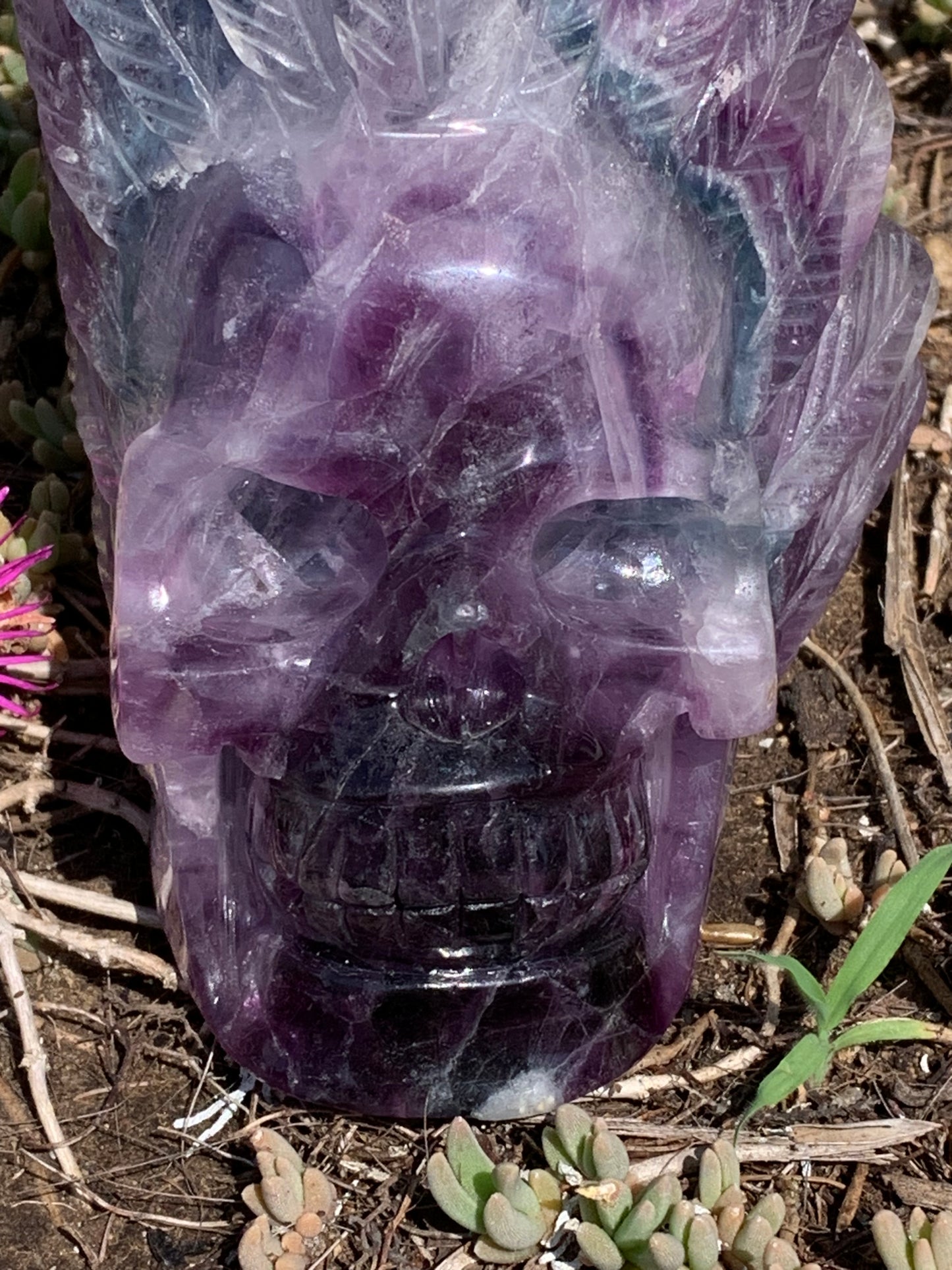 Crâne en Fluorite multicolore fait main, de 18cm x 10 x 9 / 1450 grammes. Belle qualité, de belles finitions, magnifique pièce !