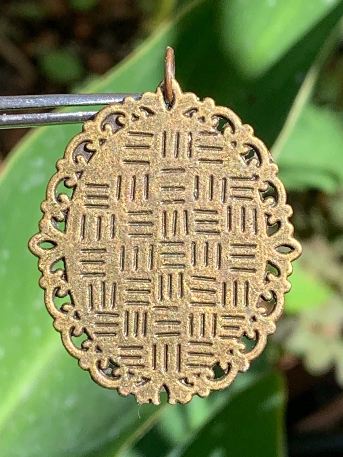 Médaillon couleur Bronze multi-pierres, de 36 mm de ht x30 x3. Vendu avec un cordon réglable de couleur noire !