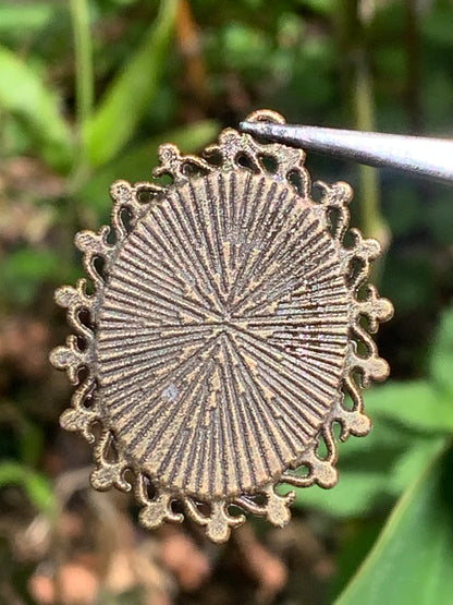 Médaillon couleur Bronze avec Tourmaline multicolore, de 36 mm de ht x30 x 8. Vendu avec un cordon noir réglable !