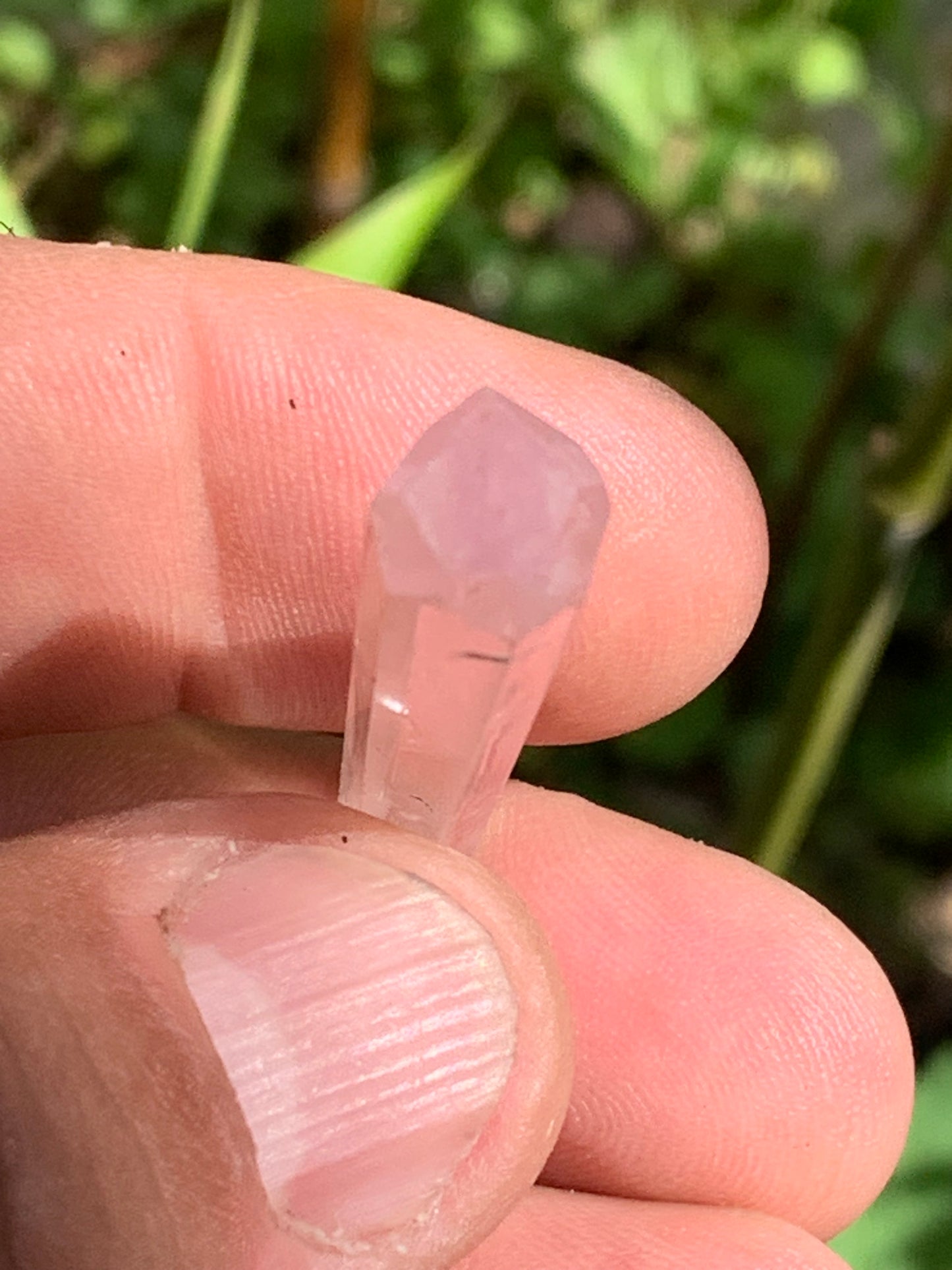 Kunzite, spècimen de 40mm x10 x 8 - 6 grammes. Parfait pour la bijouterie, collection, exposition...