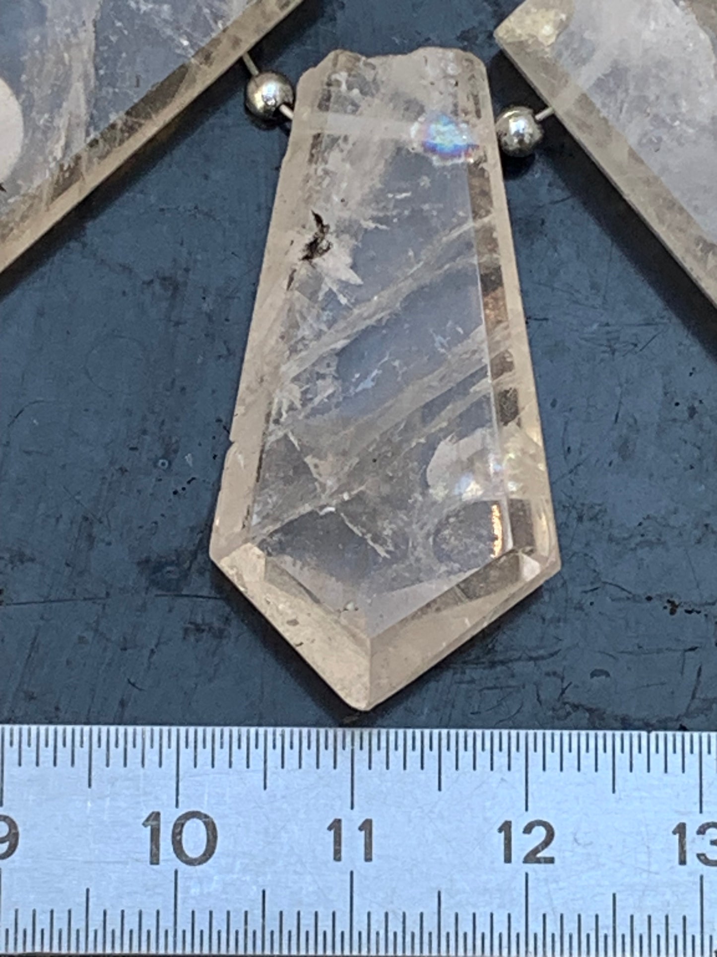 Morganite/ Beryl/ Emeraude rose, cristaux percés de 40mm x19 x8 et 8 grammes par pièce environ. Parfait en bijouterie, collection ,exposition...