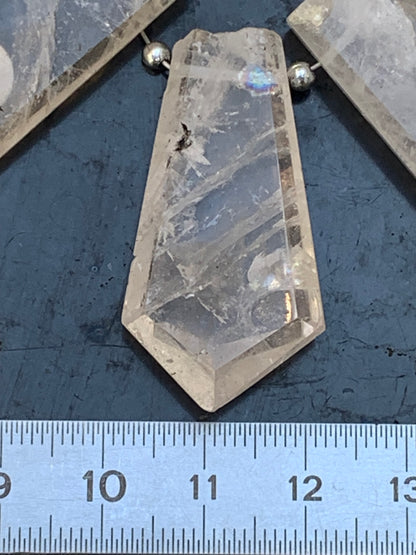 Morganite/ Beryl/ Emeraude rose, cristaux percés de 40mm x19 x8 et 8 grammes par pièce environ. Parfait en bijouterie, collection ,exposition...