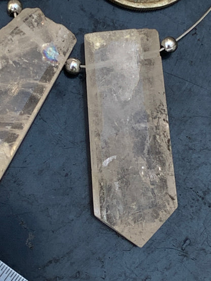 Morganite/ Beryl/ Emeraude rose, cristaux percés de 40mm x19 x8 et 8 grammes par pièce environ. Parfait en bijouterie, collection ,exposition...