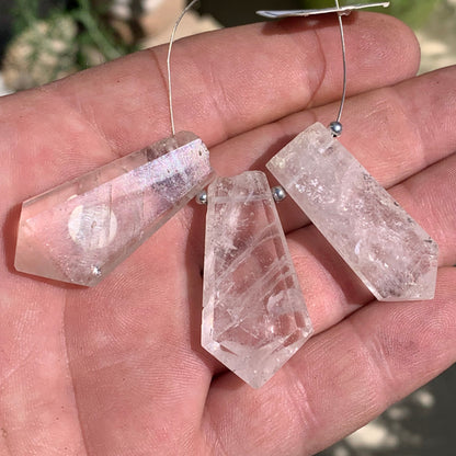 Morganite/ Beryl/ Emeraude rose, cristaux percés de 40mm x19 x8 et 8 grammes par pièce environ. Parfait en bijouterie, collection ,exposition...