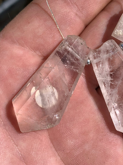 Morganite/ Beryl/ Emeraude rose, cristaux percés de 40mm x19 x8 et 8 grammes par pièce environ. Parfait en bijouterie, collection ,exposition...