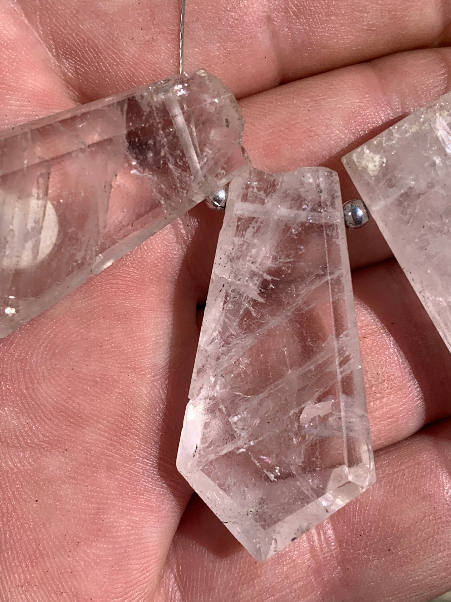 Morganite/ Beryl/ Emeraude rose, cristaux percés de 40mm x19 x8 et 8 grammes par pièce environ. Parfait en bijouterie, collection ,exposition...