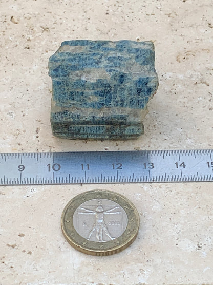 Béryl bleu, spécimen de 34mm x 32 x 30 - 49,3 grammes. Parfait en collection, exposition, lithothérapie...