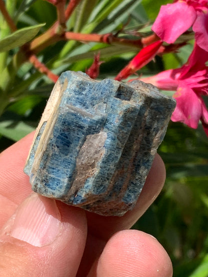 Béryl bleu, spécimen de 34mm x 32 x 30 - 49,3 grammes. Parfait en collection, exposition, lithothérapie...