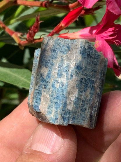 Béryl bleu, spécimen de 34mm x 32 x 30 - 49,3 grammes. Parfait en collection, exposition, lithothérapie...