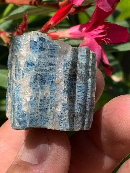 Béryl bleu, spécimen de 34mm x 32 x 30 - 49,3 grammes. Parfait en collection, exposition, lithothérapie...
