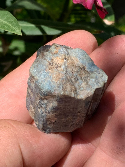 Béryl bleu, spécimen de 34mm x 32 x 30 - 49,3 grammes. Parfait en collection, exposition, lithothérapie...
