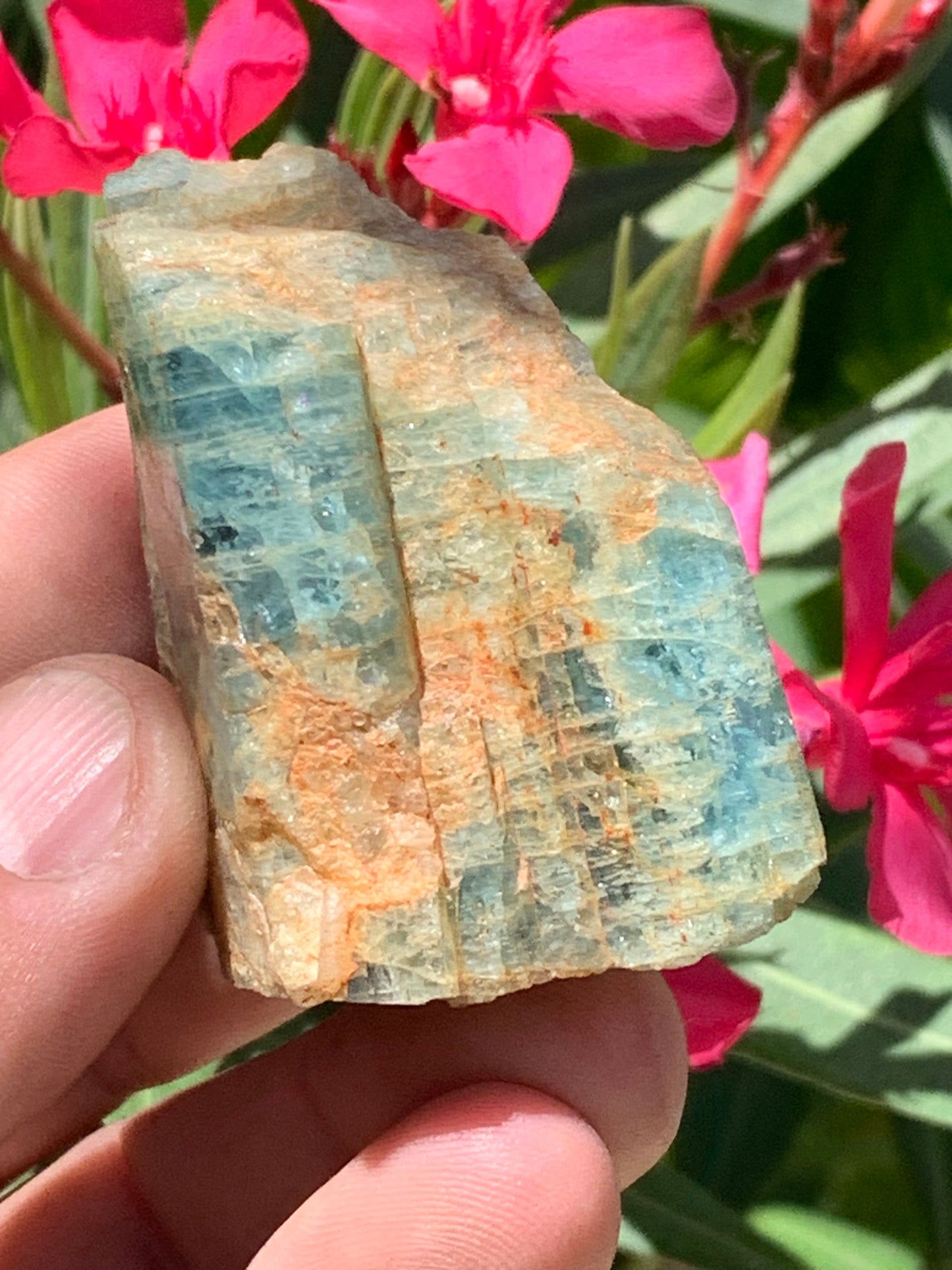 Béryl bleu, spécimen de 58mm x 37 x 33 - 104,4 grammes. Parfait en collection, exposition, lithothérapie...