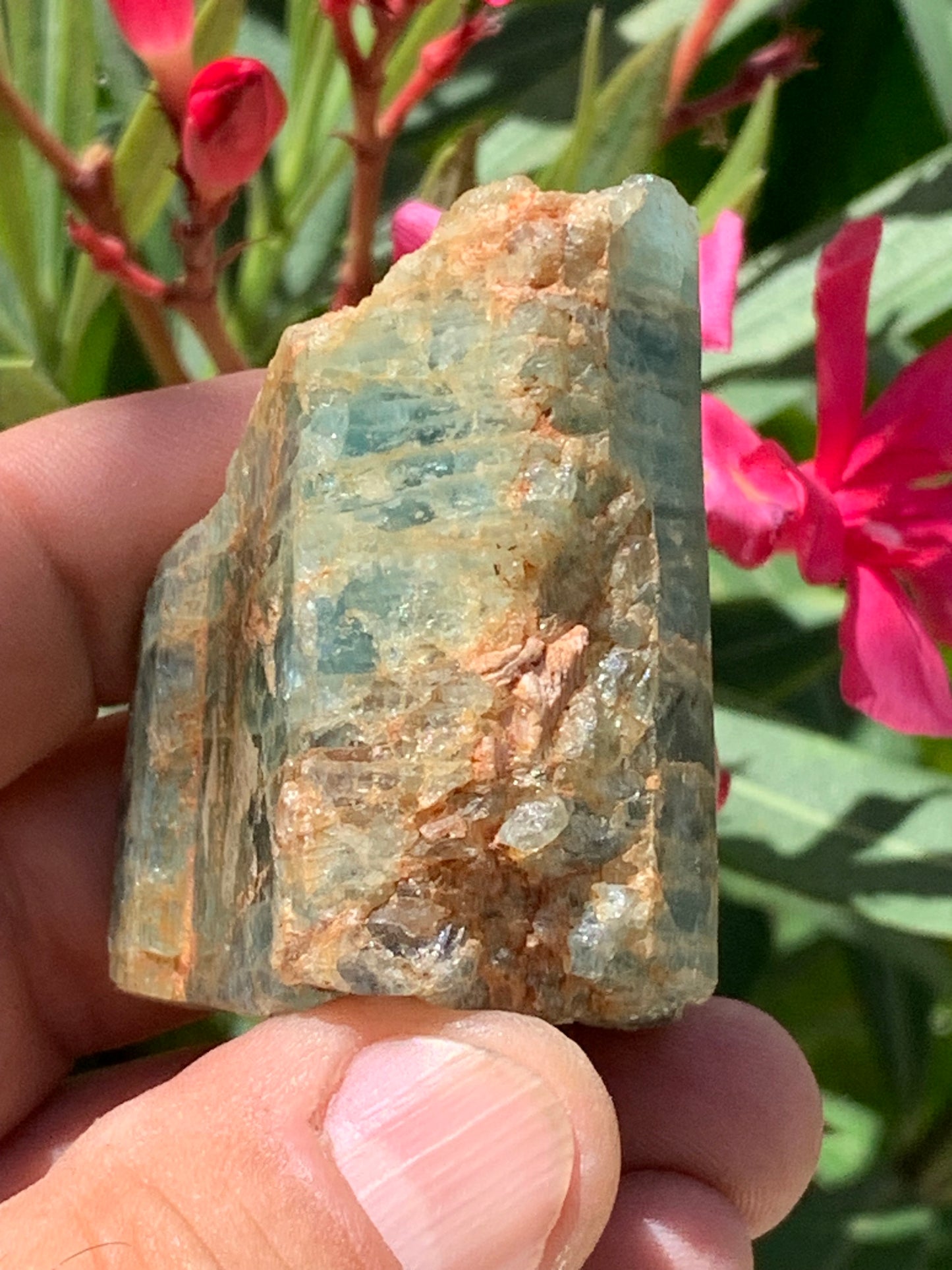 Béryl bleu, spécimen de 58mm x 37 x 33 - 104,4 grammes. Parfait en collection, exposition, lithothérapie...