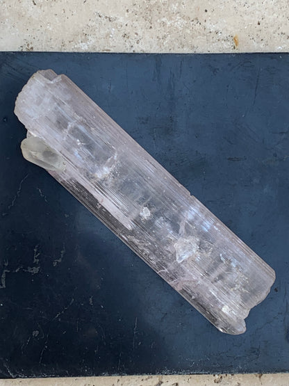 Kunzite avec cristal de roche naissant, spècimen XL (rare) de 100mm x25 x 14 - 54,3 grammes !