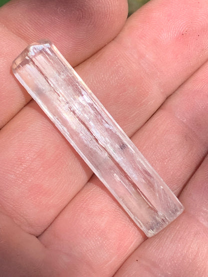 Kunzite, spècimen de 47mm x10 x 9 - 9,5 grammes. Parfait pour la bijouterie, collection, exposition...