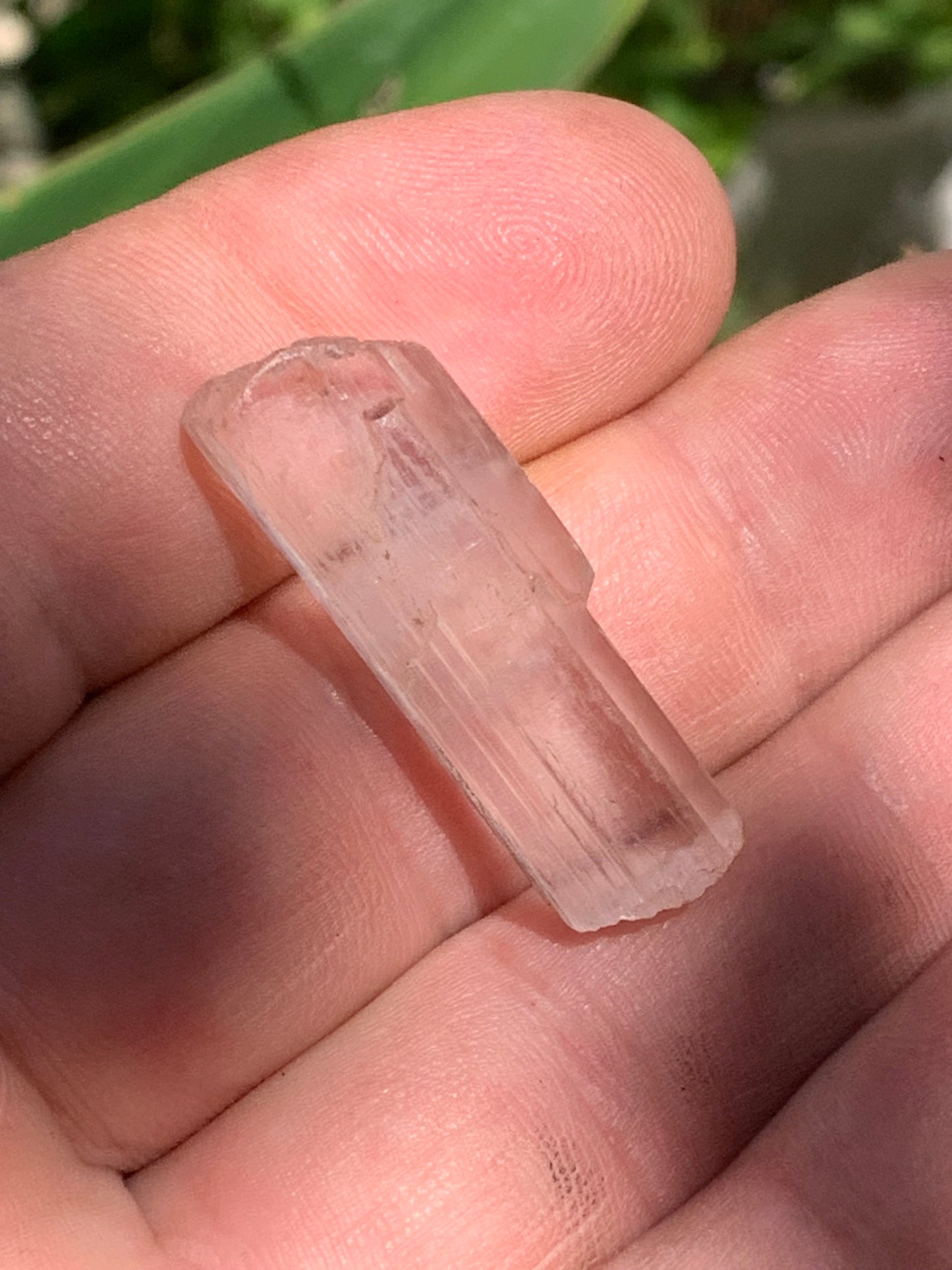 Kunzite, spècimen de 35mm x12 x 8 - 7,3 grammes. Parfait pour la bijouterie, collection, exposition...