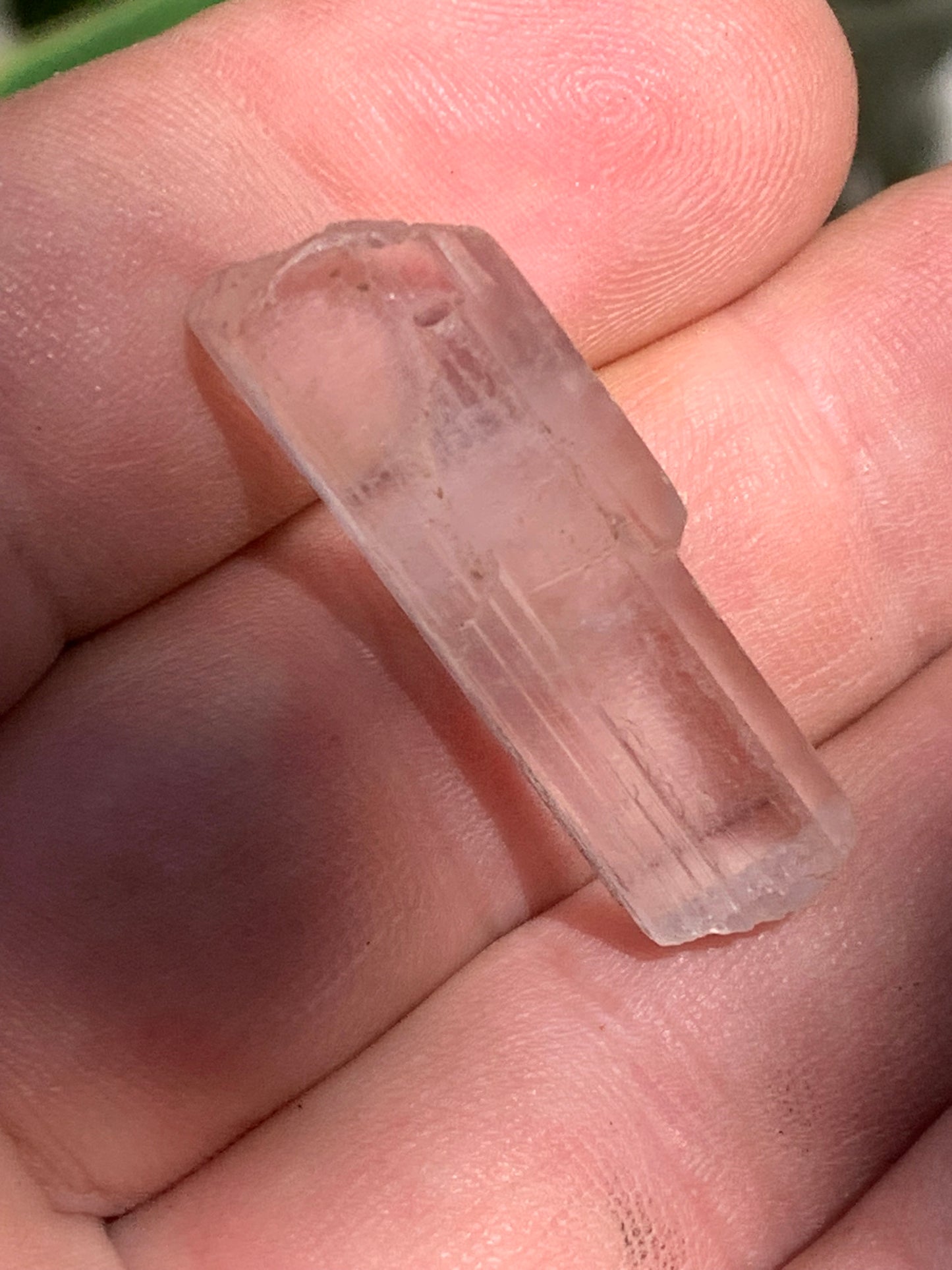 Kunzite, spècimen de 35mm x12 x 8 - 7,3 grammes. Parfait pour la bijouterie, collection, exposition...