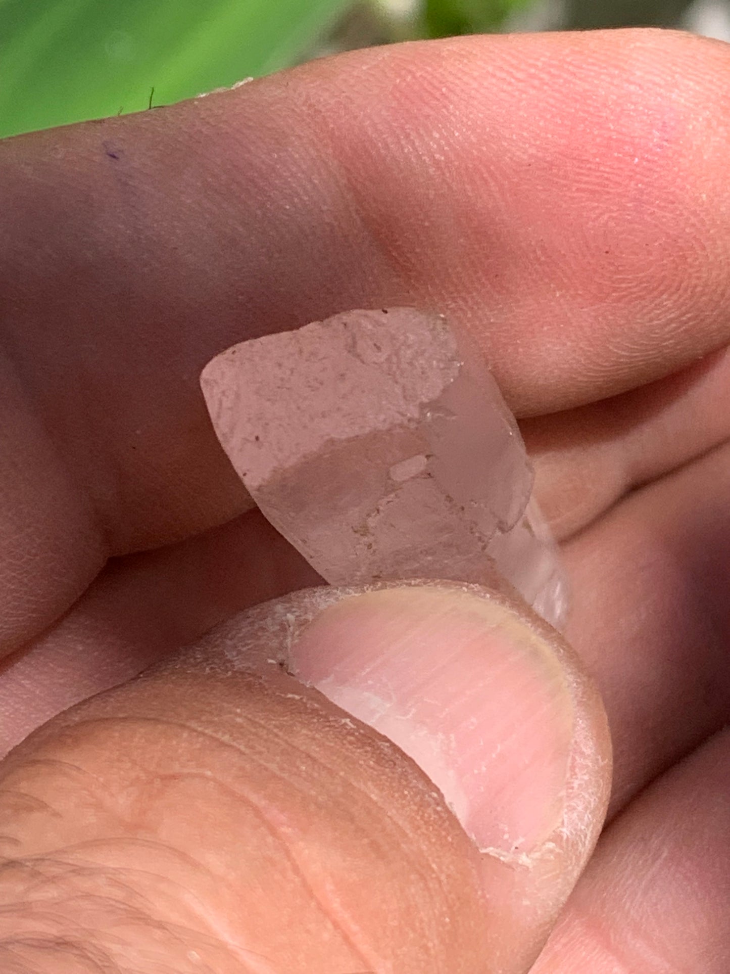 Kunzite, spècimen de 35mm x12 x 8 - 7,3 grammes. Parfait pour la bijouterie, collection, exposition...