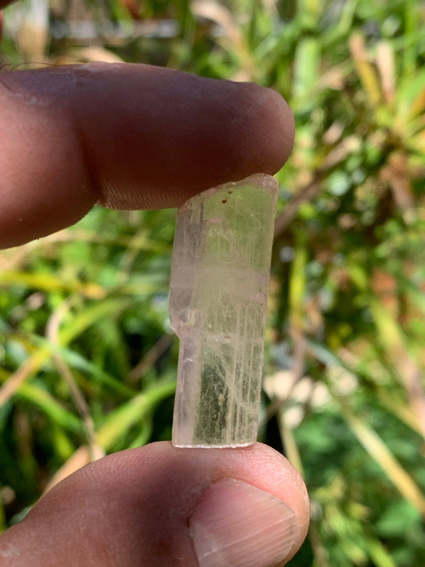 Kunzite, spècimen de 35mm x12 x 8 - 7,3 grammes. Parfait pour la bijouterie, collection, exposition...