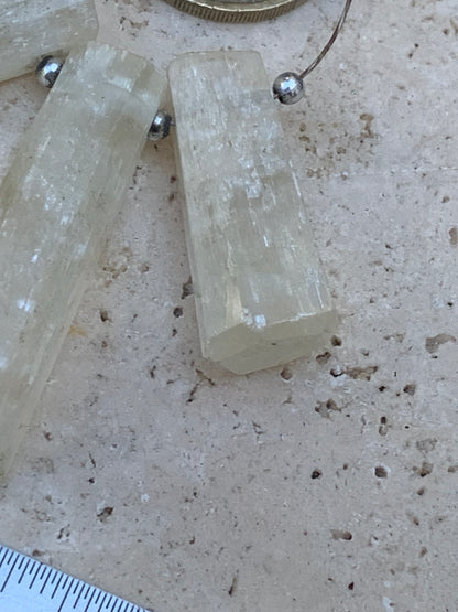 Kunzite jaune/ Triphane, 3 pièces au choix de 28mm x12 x10 à 42 x10 x10 - 5 grammes en moyenne. Parfait pour la bijouterie, collection, exposition...