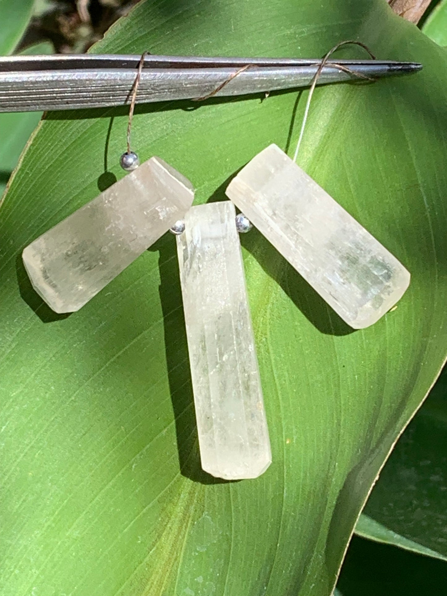 Kunzite jaune/ Triphane, 3 pièces au choix de 28mm x12 x10 à 42 x10 x10 - 5 grammes en moyenne. Parfait pour la bijouterie, collection, exposition...