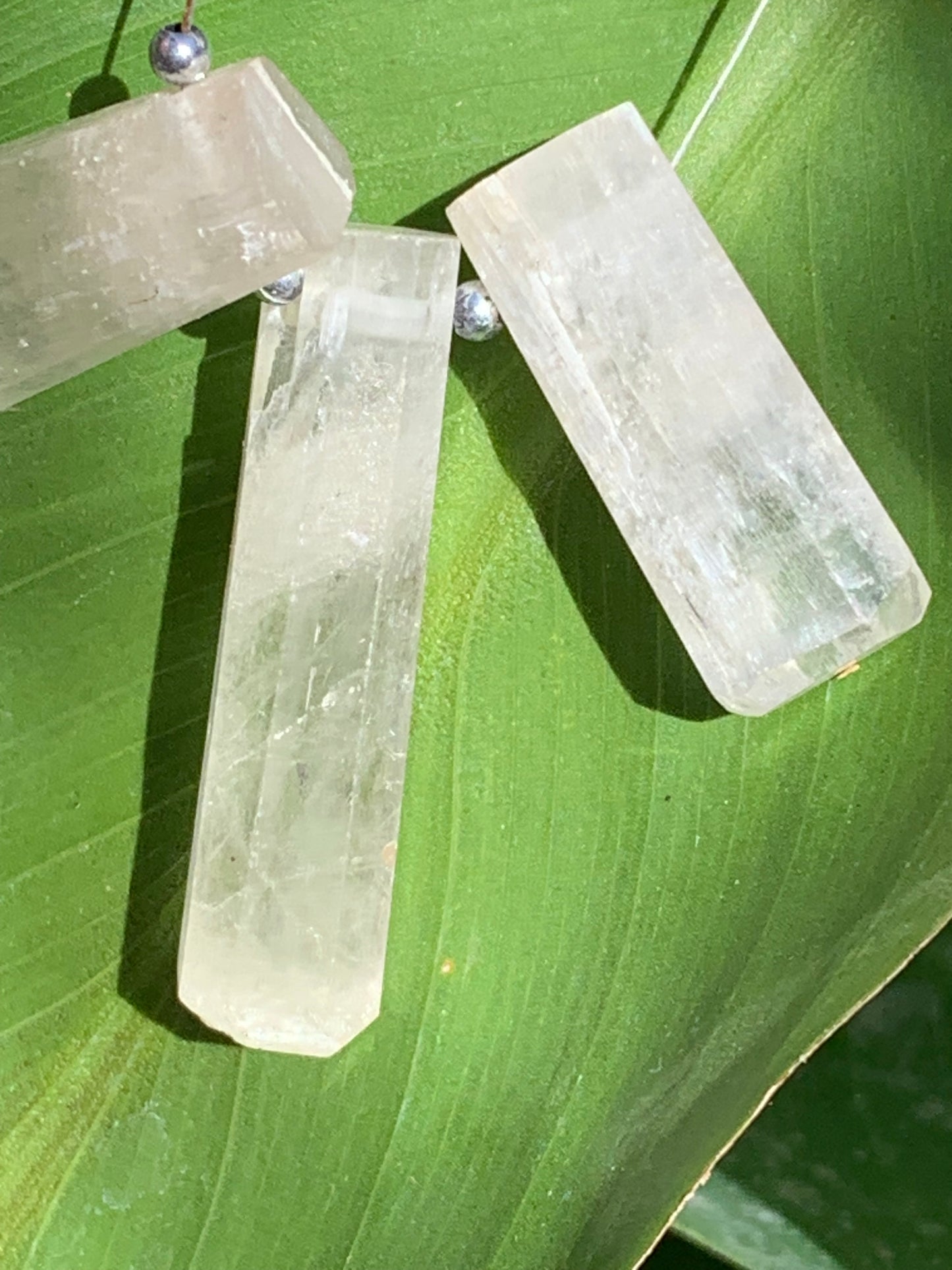 Kunzite jaune/ Triphane, 3 pièces au choix de 28mm x12 x10 à 42 x10 x10 - 5 grammes en moyenne. Parfait pour la bijouterie, collection, exposition...
