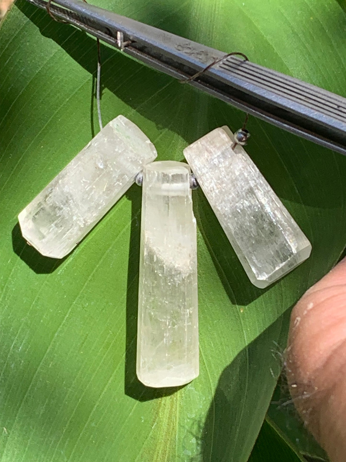Kunzite jaune/ Triphane, 3 pièces au choix de 28mm x12 x10 à 42 x10 x10 - 5 grammes en moyenne. Parfait pour la bijouterie, collection, exposition...