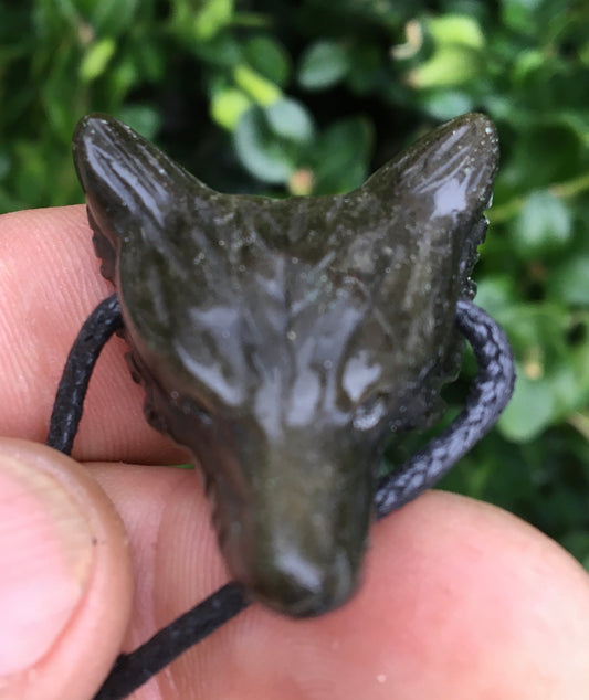 Obsidienne 'doré', pendentif 'Tête de loup', de 38mm de hauteur x 30 de largeur x 15 d'épaisseur, fait en France. Vendu avec cordon réglable de couleur noire offert !