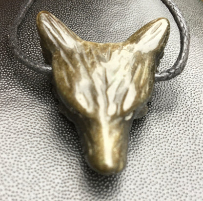 Obsidienne 'dorée', pendentif 'Tête de loup', de 38mm de hauteur x 30 de largeur x 15 d'épaisseur, fait en France. Vendu avec cordon réglable de couleur noire offert !