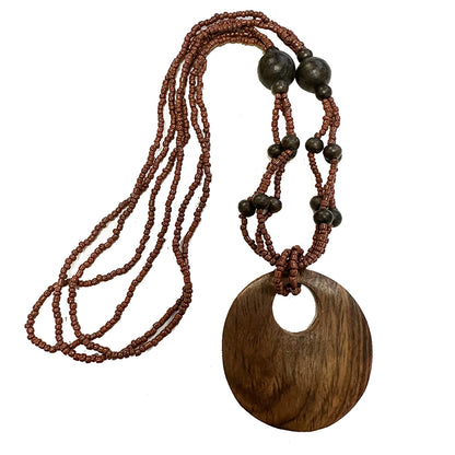 Collier/ sautoir de perles et pendentif en bois. Longueur : environ 62 centimètres. Dimension pendentif : environ 6 centimètres !