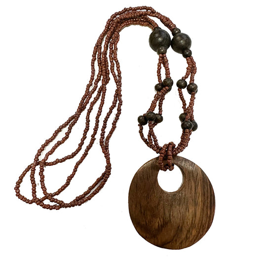Collier/ sautoir de perles et pendentif en bois. Longueur : environ 62 centimètres. Dimension pendentif : environ 6 centimètres !