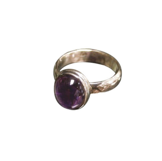 Bague en améthyste, faîte en Argent 0.925. Superbe pierre aux reflets violets incroyables ! Taille disponible en 50, 52, 54, 56, 58 Fr. !