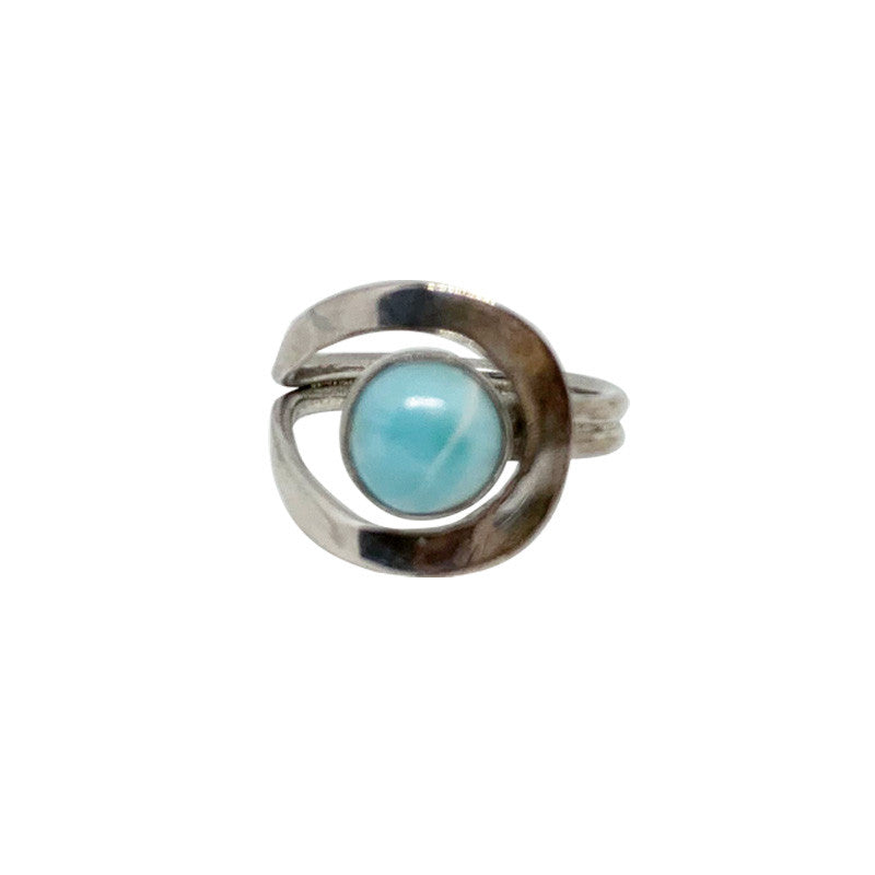 Magnifique bague en Larimar, montée Argent 0.925. Superbe pierre au bleu qui rappelle l'océan ! Très belle réalisation ! Taille réglable !