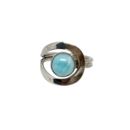 Magnifique bague en Larimar, montée Argent 0.925. Superbe pierre au bleu qui rappelle l'océan ! Très belle réalisation ! Taille réglable !
