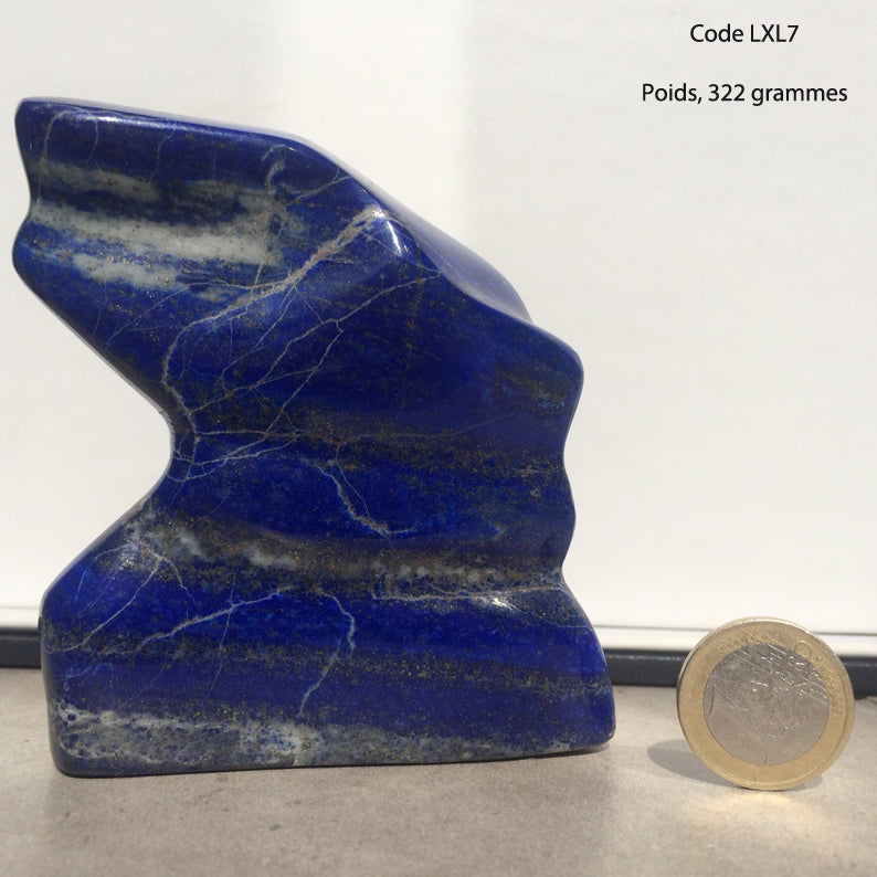 Lapis lazuli, forme libre polie de 91 x 81 x 28 mm - 322 grammes. Un bleu envoûtant et fascinant, pierre des pharaons !